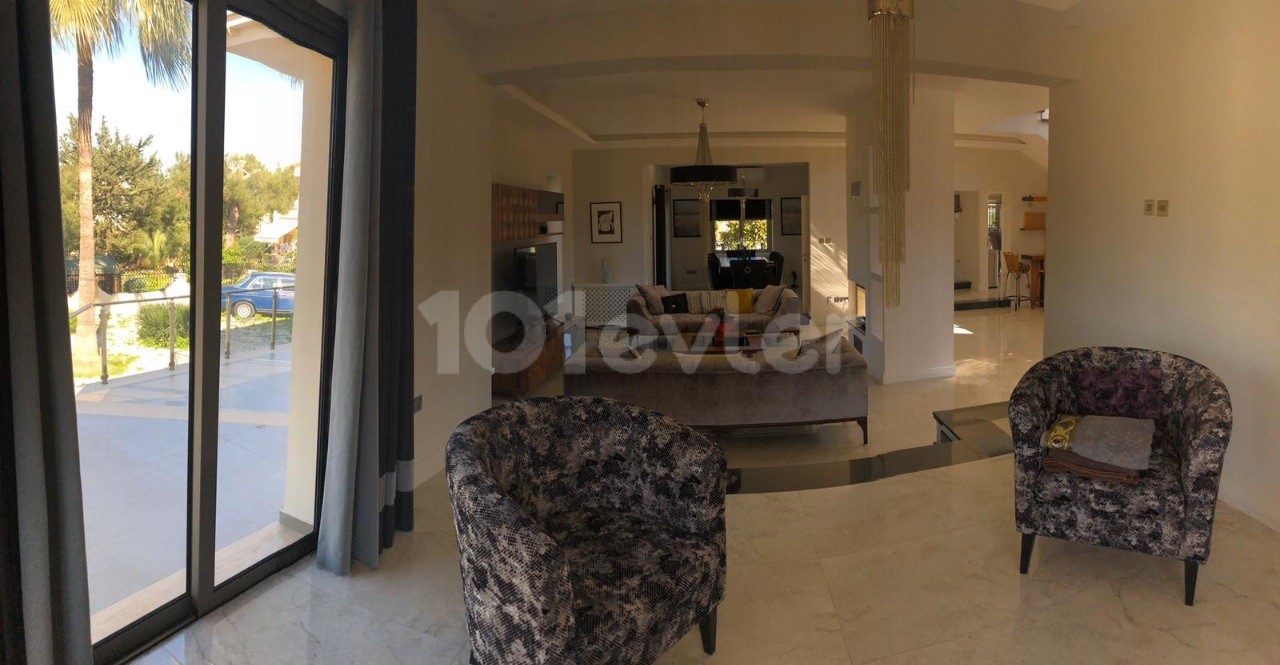 Girne Edremitte 2 Dönüm Arazi İçinde Havuzlu Satılık 4+1 Villa