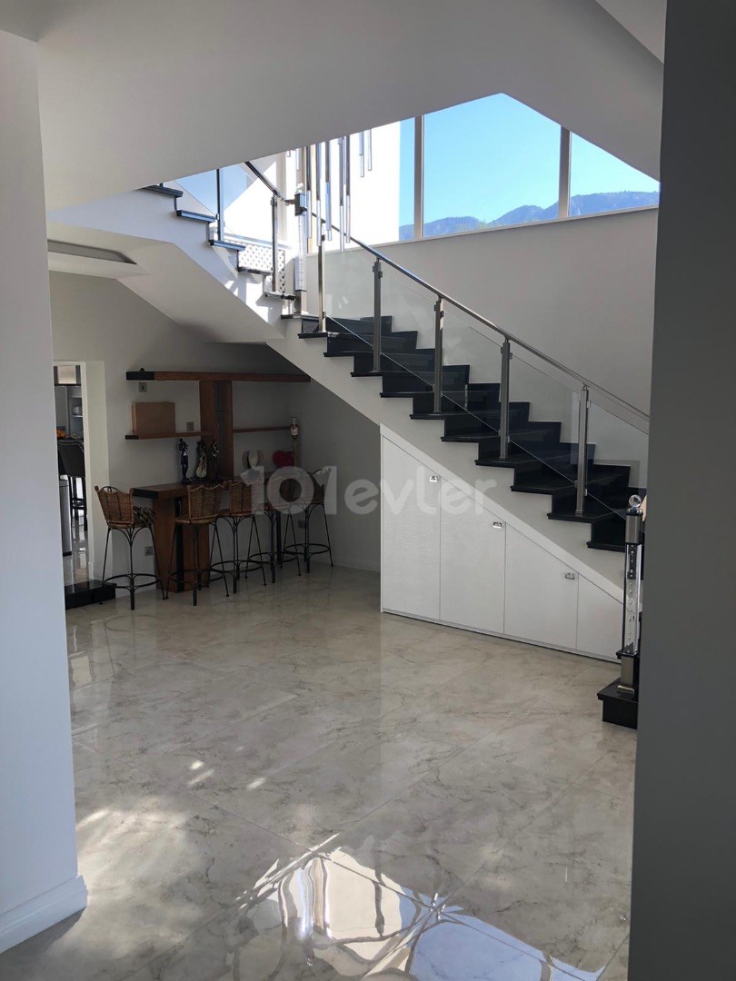 Girne Edremitte 2 Dönüm Arazi İçinde Havuzlu Satılık 4+1 Villa