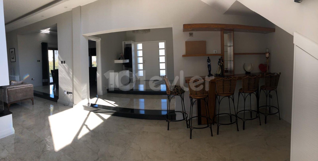 Girne Edremitte 2 Dönüm Arazi İçinde Havuzlu Satılık 4+1 Villa