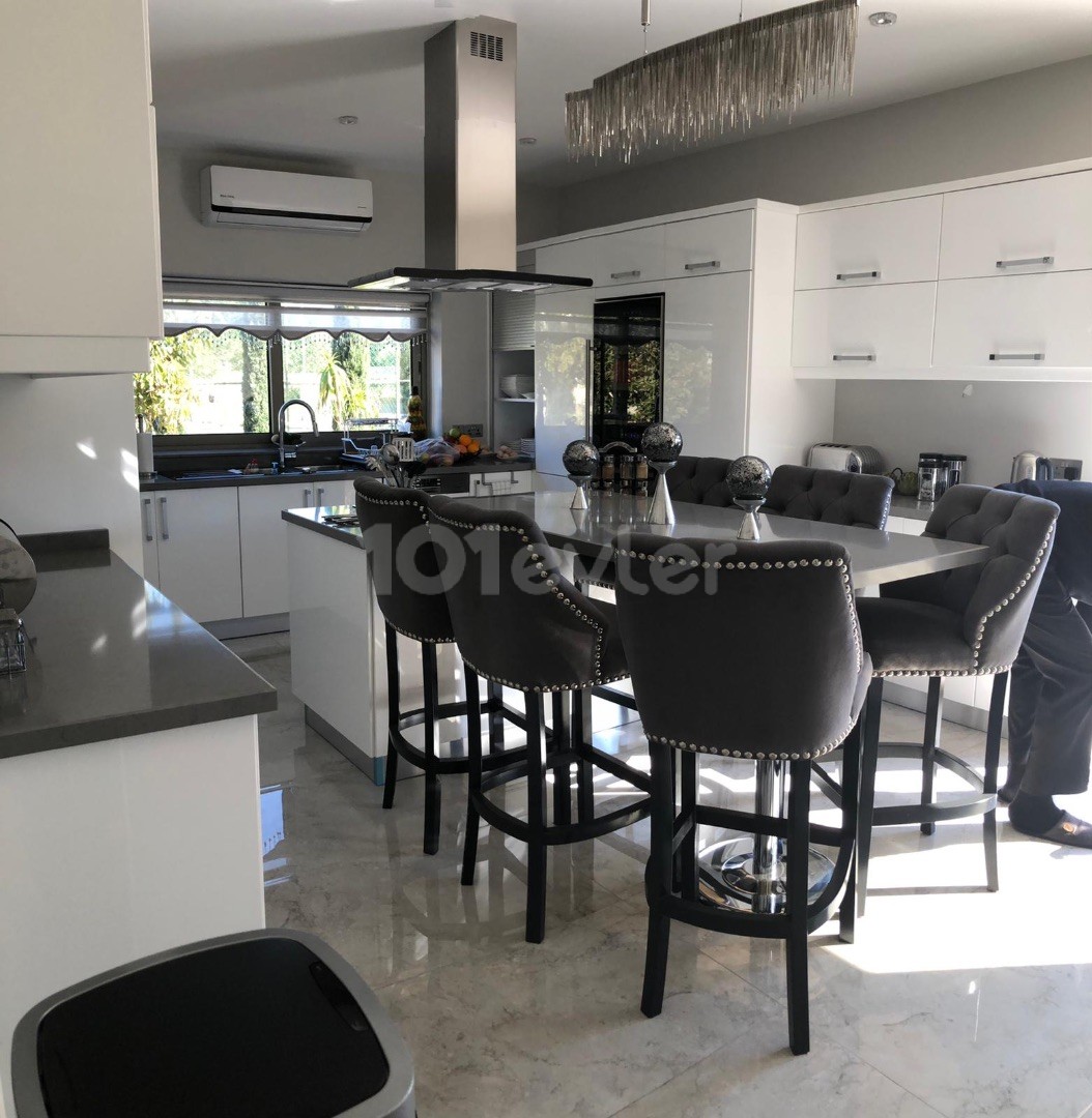 Girne Edremitte 2 Dönüm Arazi İçinde Havuzlu Satılık 4+1 Villa