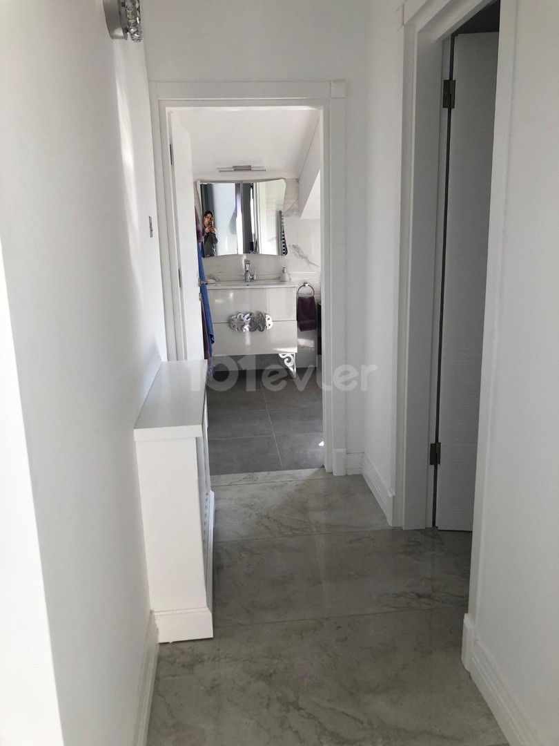 Girne Edremitte 2 Dönüm Arazi İçinde Havuzlu Satılık 4+1 Villa