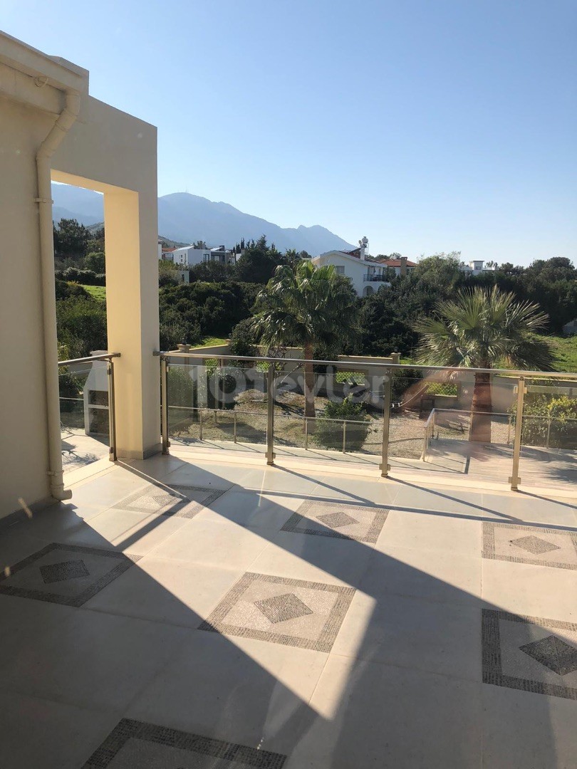 Girne Edremitte 2 Dönüm Arazi İçinde Havuzlu Satılık 4+1 Villa