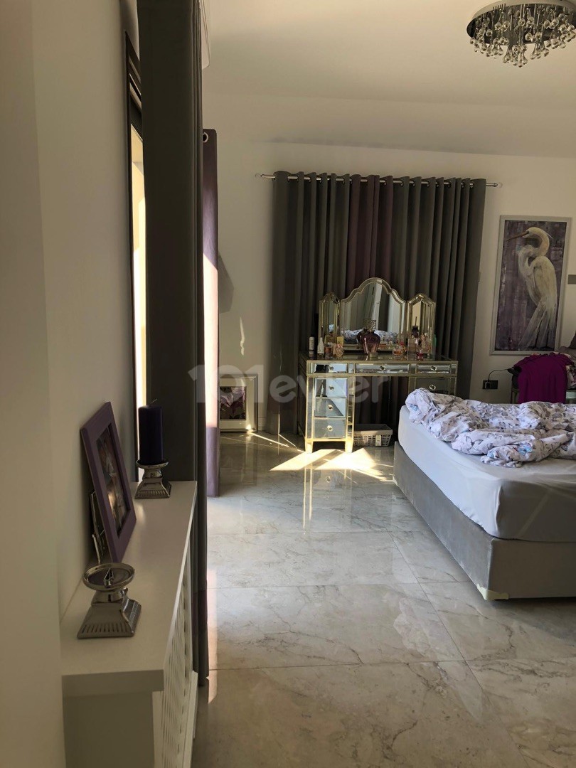 Girne Edremitte 2 Dönüm Arazi İçinde Havuzlu Satılık 4+1 Villa