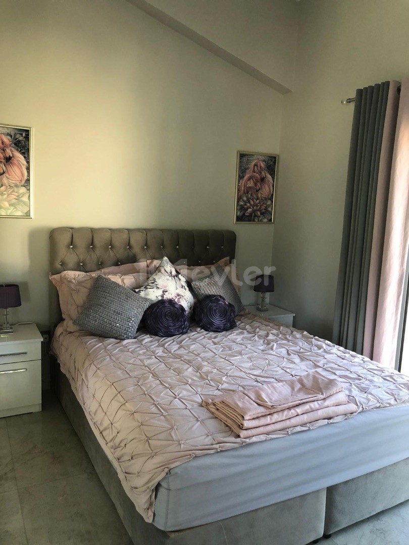 Girne Edremitte 2 Dönüm Arazi İçinde Havuzlu Satılık 4+1 Villa