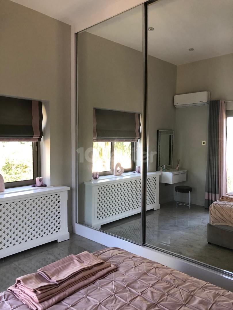 Girne Edremitte 2 Dönüm Arazi İçinde Havuzlu Satılık 4+1 Villa