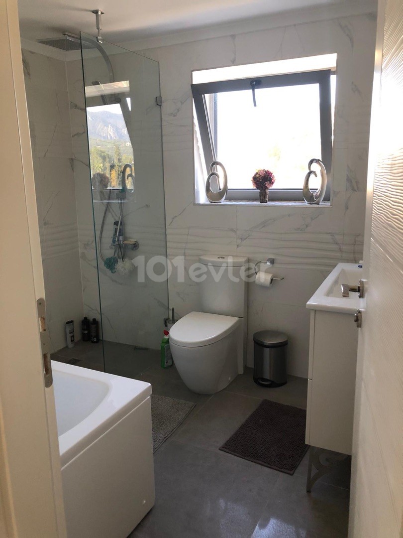 Girne Edremitte 2 Dönüm Arazi İçinde Havuzlu Satılık 4+1 Villa