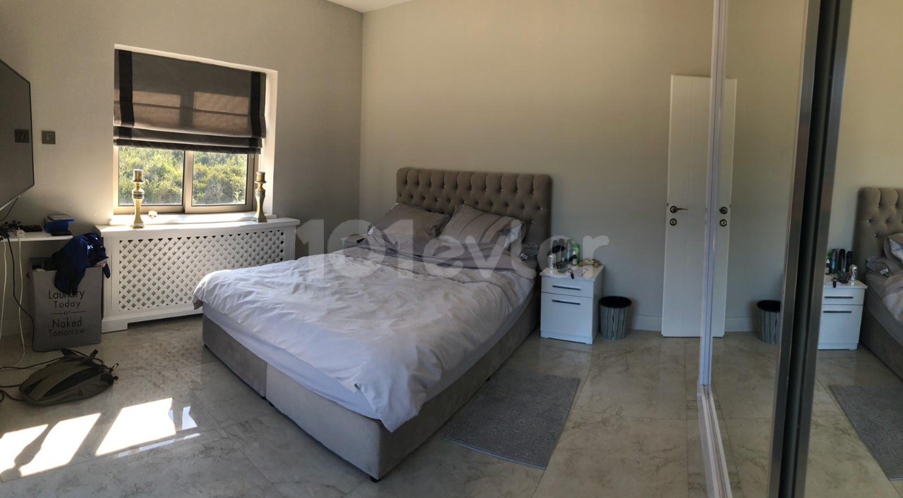 Girne Edremitte 2 Dönüm Arazi İçinde Havuzlu Satılık 4+1 Villa