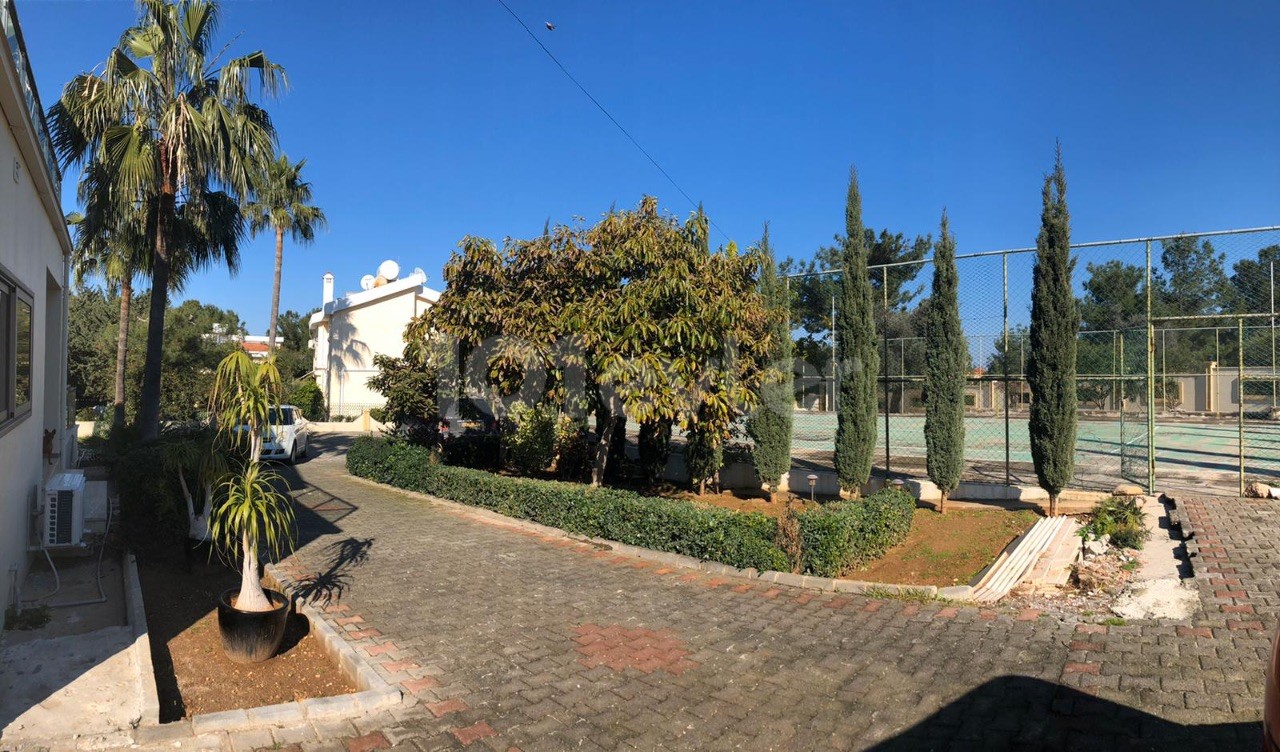 Girne Edremitte 2 Dönüm Arazi İçinde Havuzlu Satılık 4+1 Villa