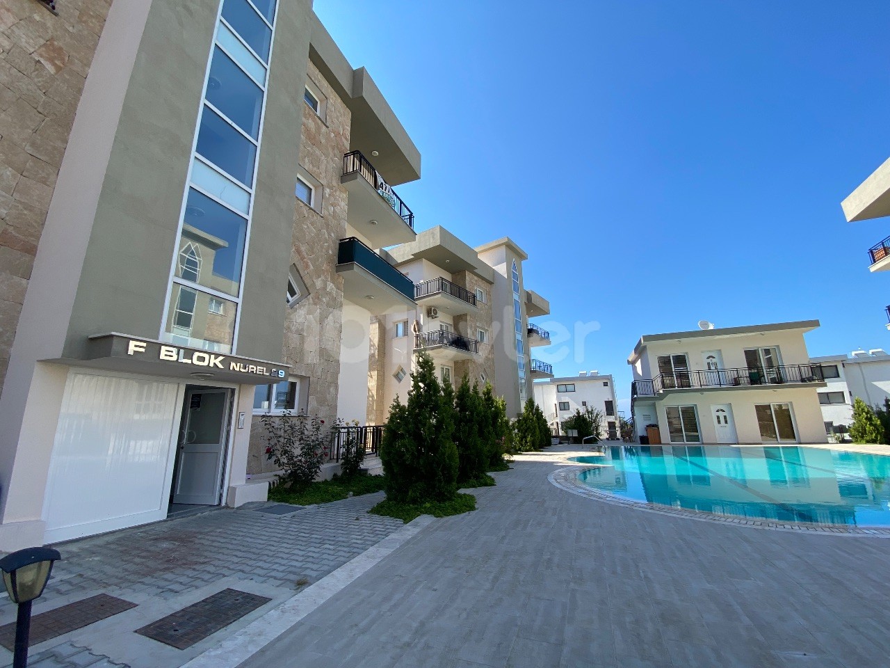 3+1 Wohnung zum Verkauf in einem Komplex mit Pool in Kyrenia/Alsancak