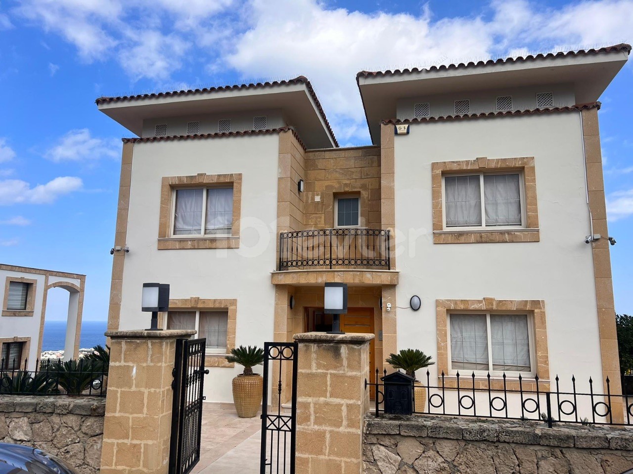 Unsealable Mountain Sea View Villa on 800 m² Land in Girne/Bellapais