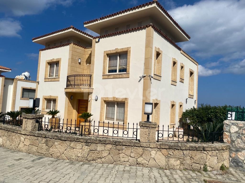 Unsealable Mountain Sea View Villa on 800 m² Land in Girne/Bellapais