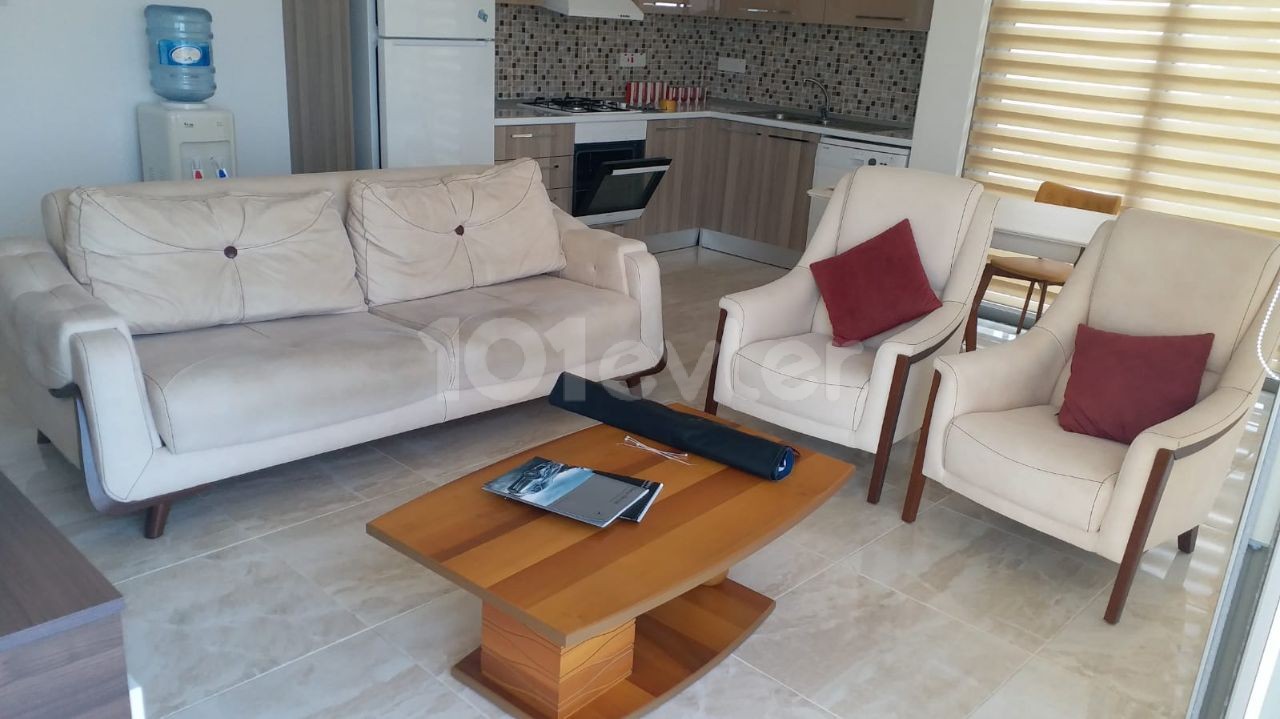 Girne merkez Lords palace hotel karşısında  2+1 ful eşyalı,yeni boyanmış,koltuklar döşenmiş kiralık daire.. (Peşin ödemede indirim)