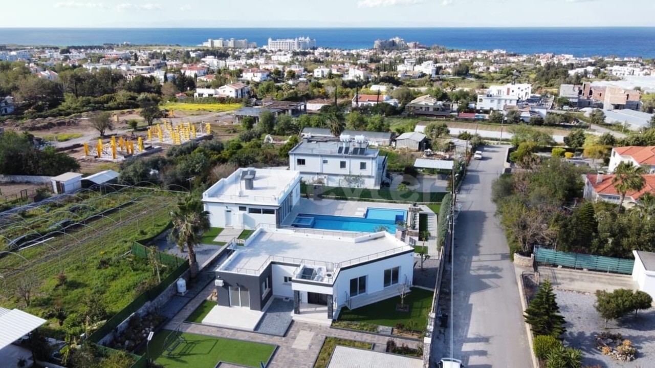 Investitionsgelegenheit! Feriendorf in Kyrenia/Alsancak zu verkaufen, bestehend aus 3 separaten Bungalows