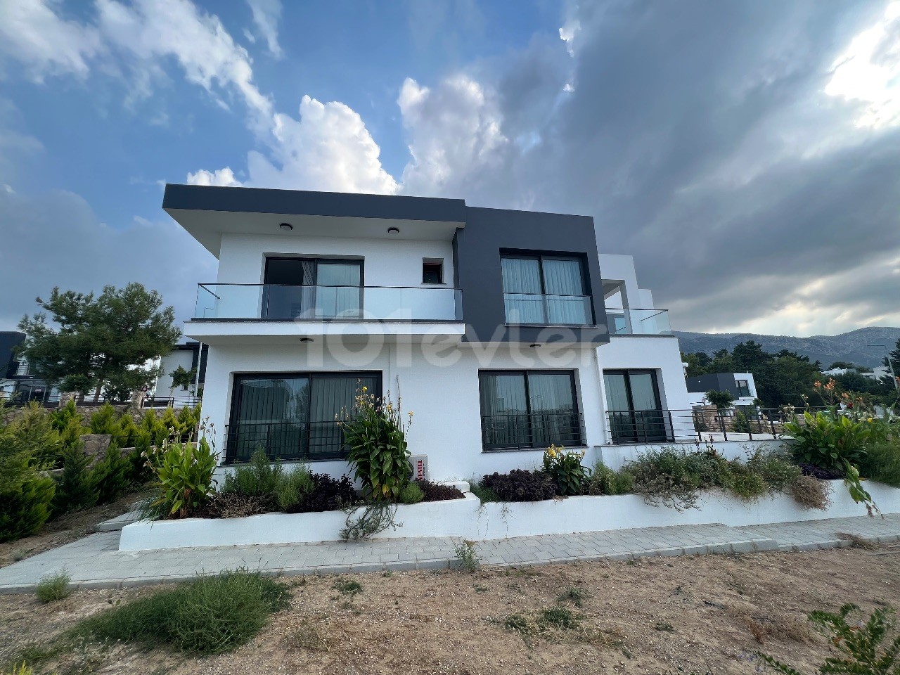 Girne/Çatalköy'de Satılık 4+1 Villa