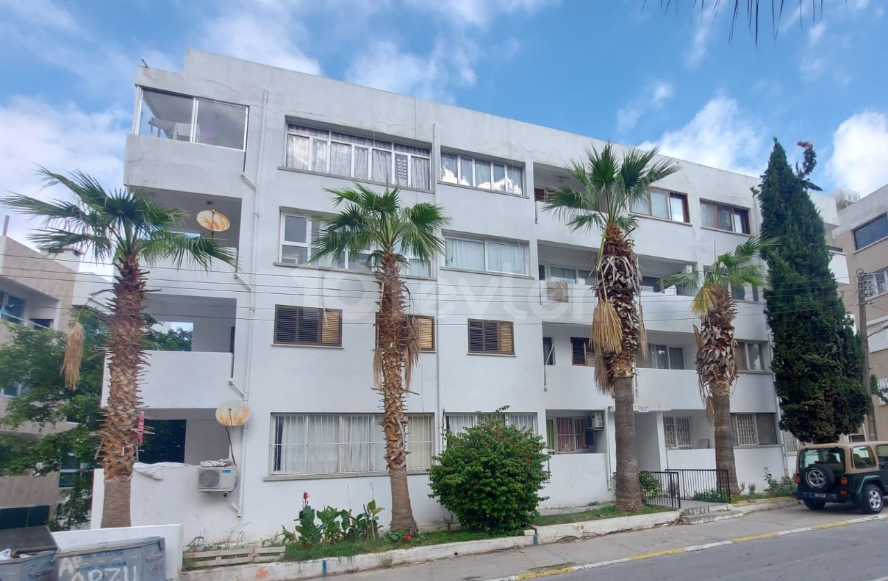 Türkische 3+1-Wohnung zum Verkauf im Zentrum von Kyrenia
