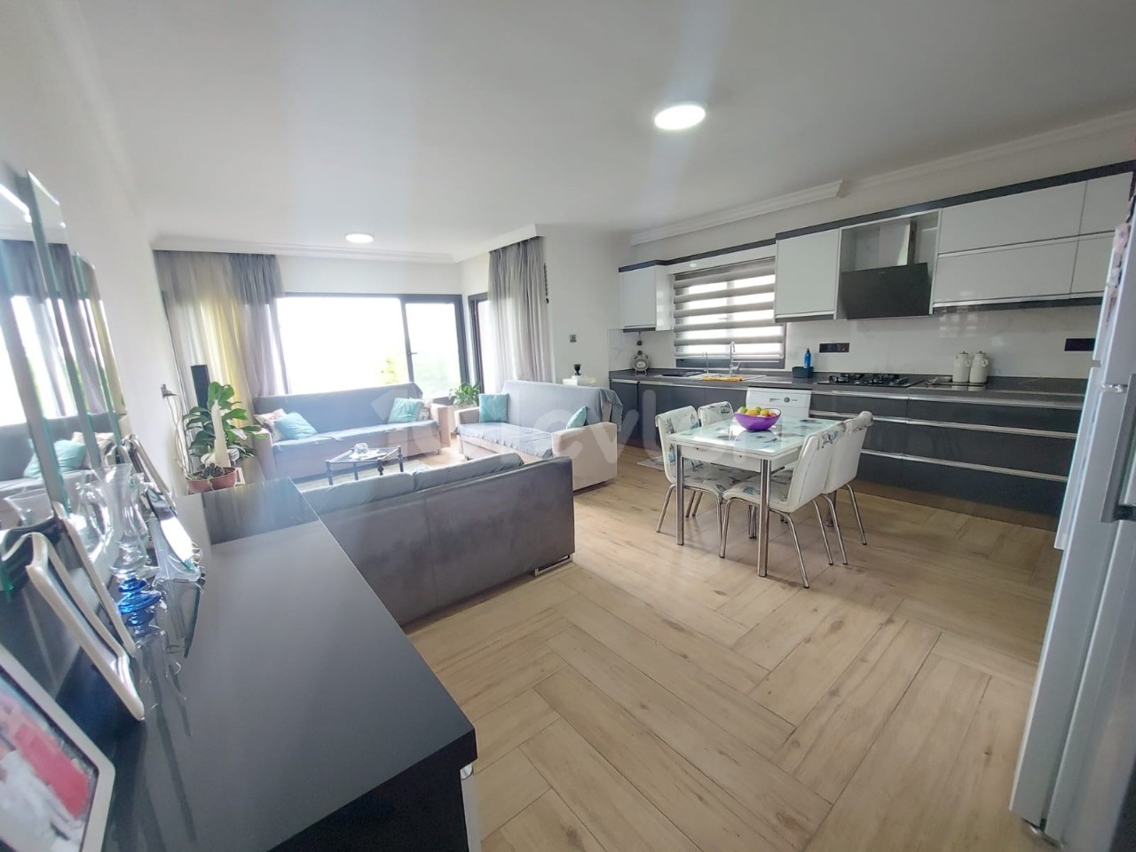 Türkische 3+1-Wohnung zum Verkauf im Zentrum von Kyrenia