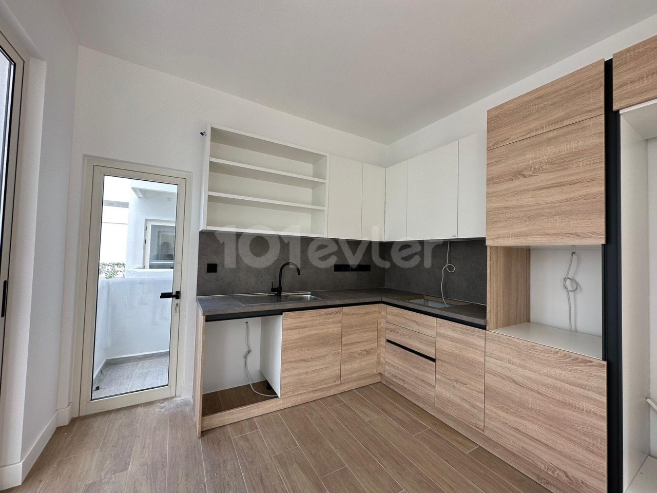 2+1 Flat for Sale in Kyrenia/Alsancak