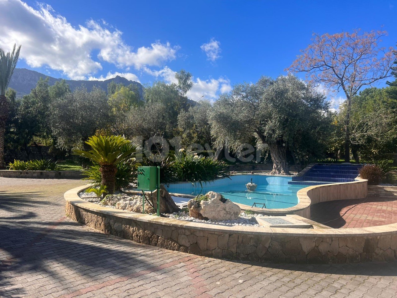 Villa zum Verkauf auf 6,5 Dekar in Kyrenia/Edremit