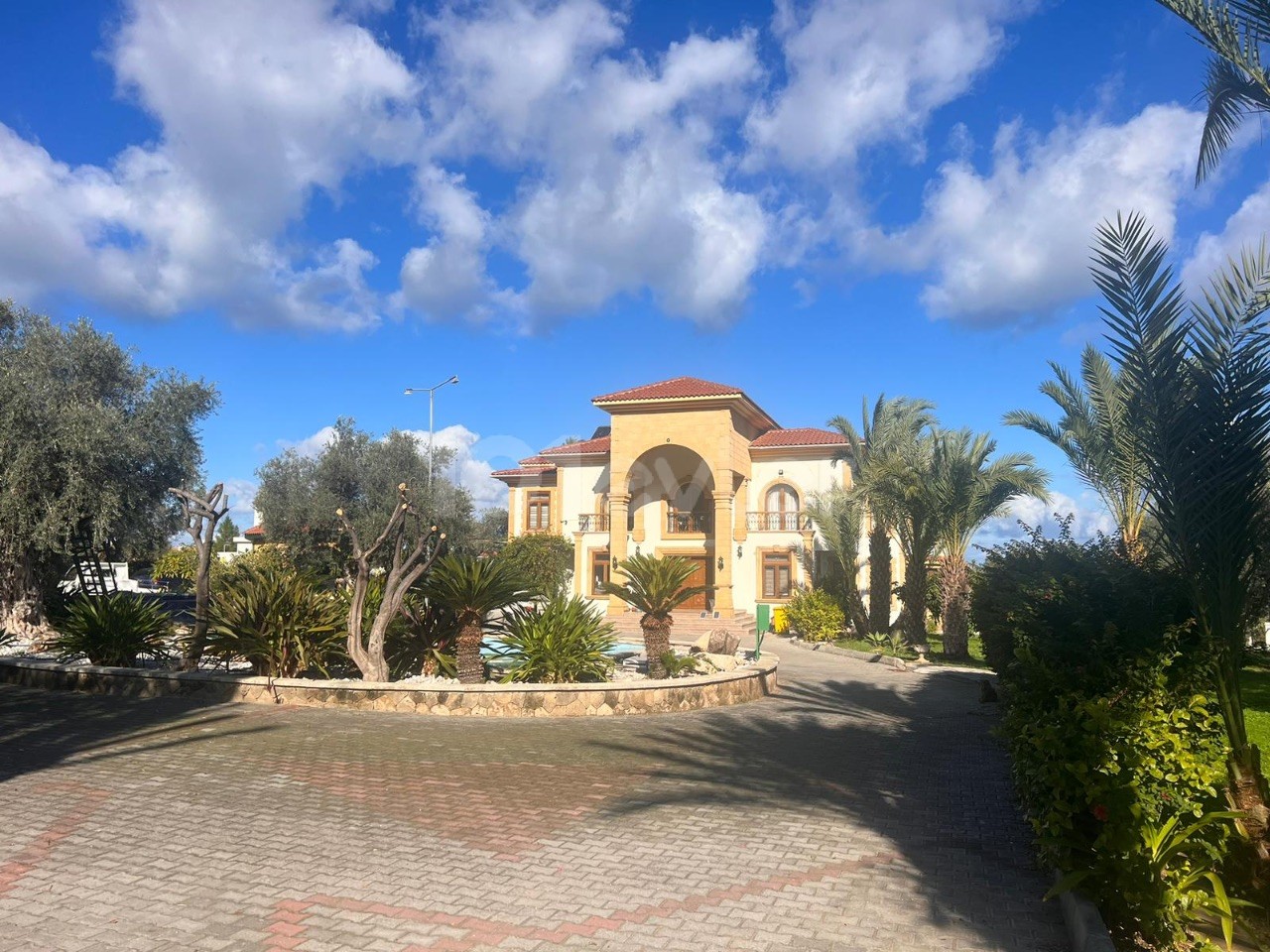 Villa zum Verkauf auf 6,5 Dekar in Kyrenia/Edremit