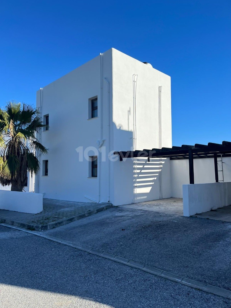 3+1 Maisonette-Wohnung zum Verkauf auf einem Grundstück mit Pool in Alsancak, Kyrenia