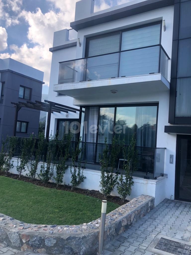 Luxuriöse möblierte Wohnung zum Verkauf auf einem Grundstück mit Pool in Kyrenia/Alsancak