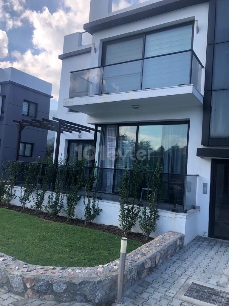 Girne/Alsancak'ta Havuzlu Sitede Lüks Eşyalı Satılık Daire