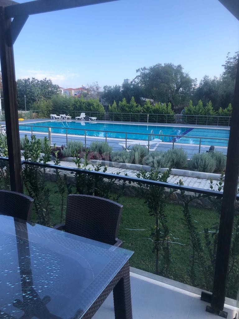 Luxuriöse möblierte Wohnung zum Verkauf auf einem Grundstück mit Pool in Kyrenia/Alsancak