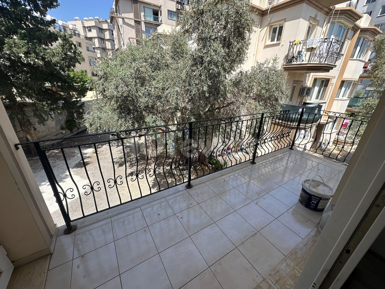Türkische 2+1-Wohnung zum Verkauf im Zentrum von Kyrenia