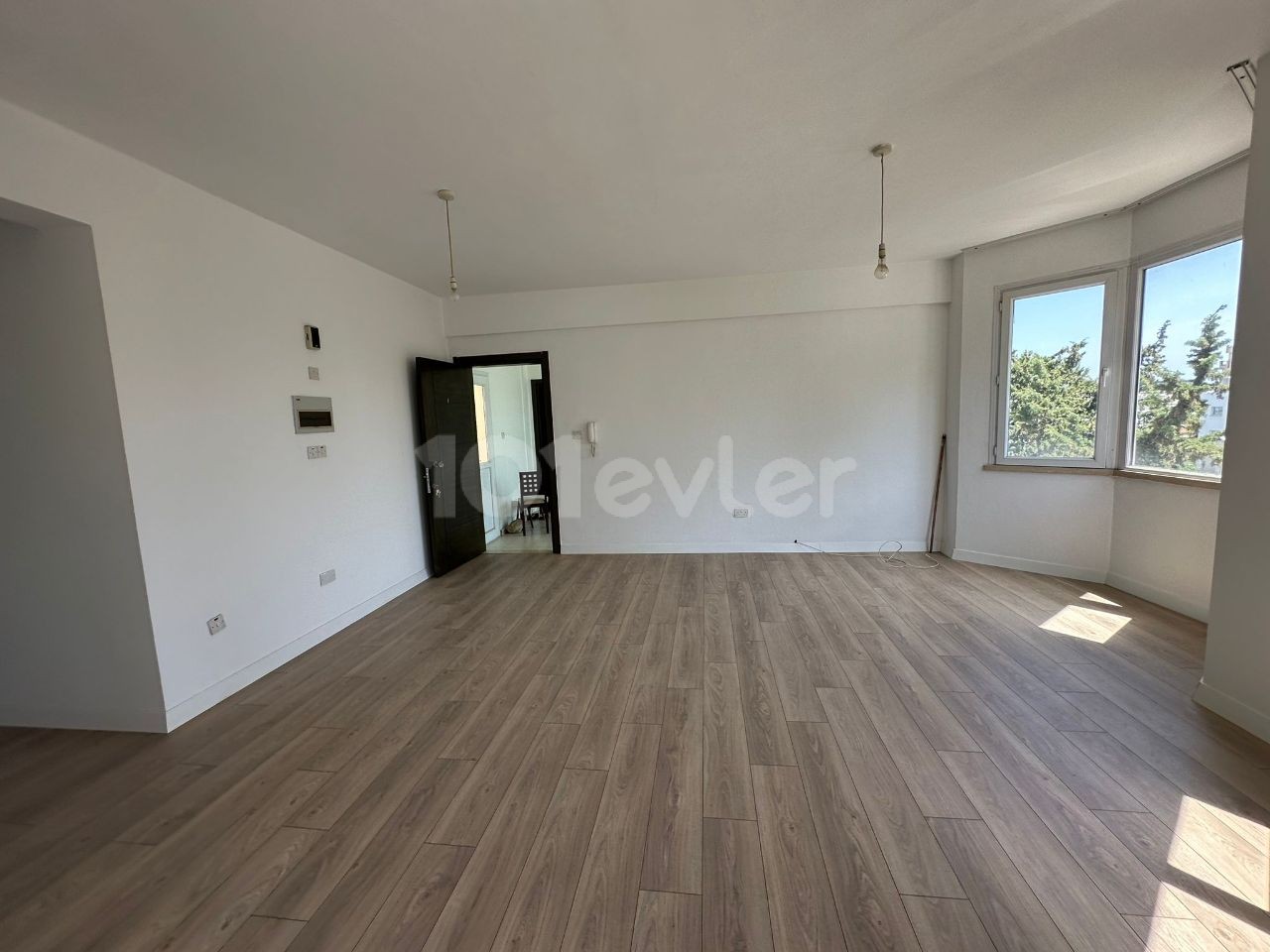 Turkish made, renovated flat for sale in Kyrenia central snow market area..