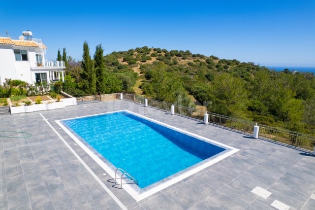 Super-Luxusvilla zum Verkauf auf einem Grundstück von 2378 m² in Kyrenia/Karmi