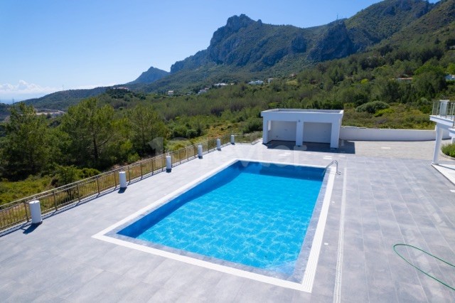 Super-Luxusvilla zum Verkauf auf einem Grundstück von 2378 m² in Kyrenia/Karmi