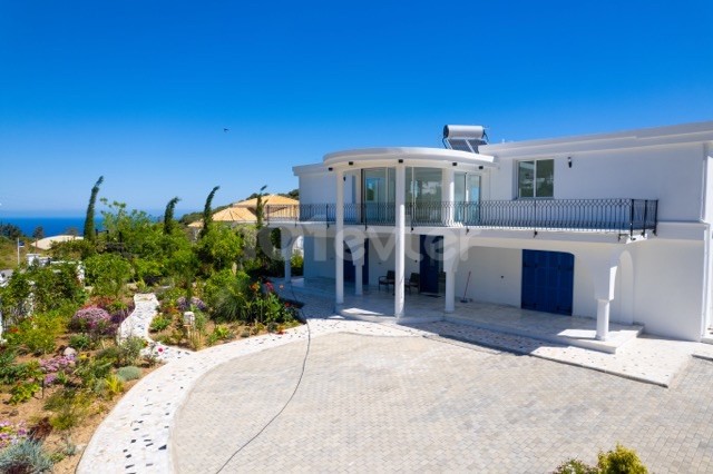 Super-Luxusvilla zum Verkauf auf einem Grundstück von 2378 m² in Kyrenia/Karmi