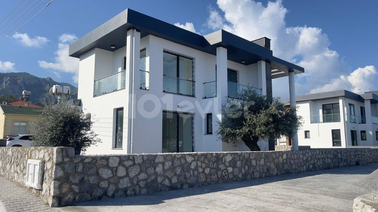 Ultraluxuriöse, lieferbereite 4+1-Villa mit Berg- und Meerblick in Girne Zeytinlik