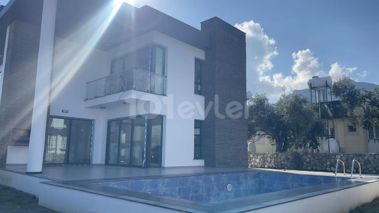 Ultraluxuriöse, lieferbereite 4+1-Villa mit Berg- und Meerblick in Girne Zeytinlik