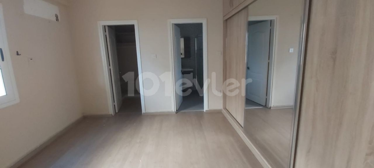 GİRNE MERKEZ DE HAVUZLU SİTE İÇİNDE SATILIK  DAİRE