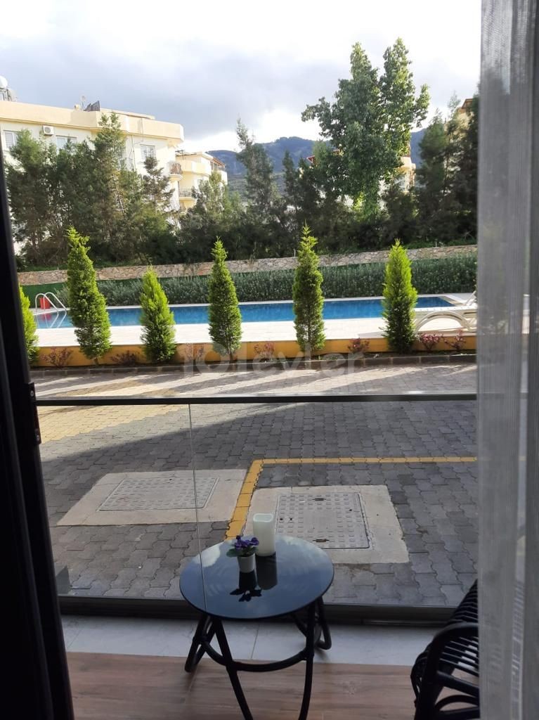 تخت برای اجاره in Alsancak, گیرنه