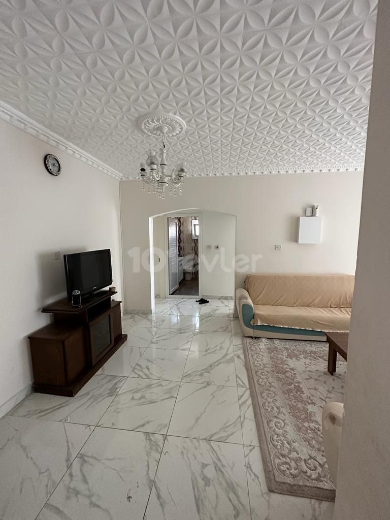 LARGE FLAT FOR RENT IN KYRENIA CENTER, 1 MIN WALKING DISTANCE TO THE OLD PORT