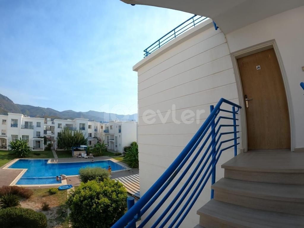 Unfurnished flat for rent in a complex with pool in Alsancak