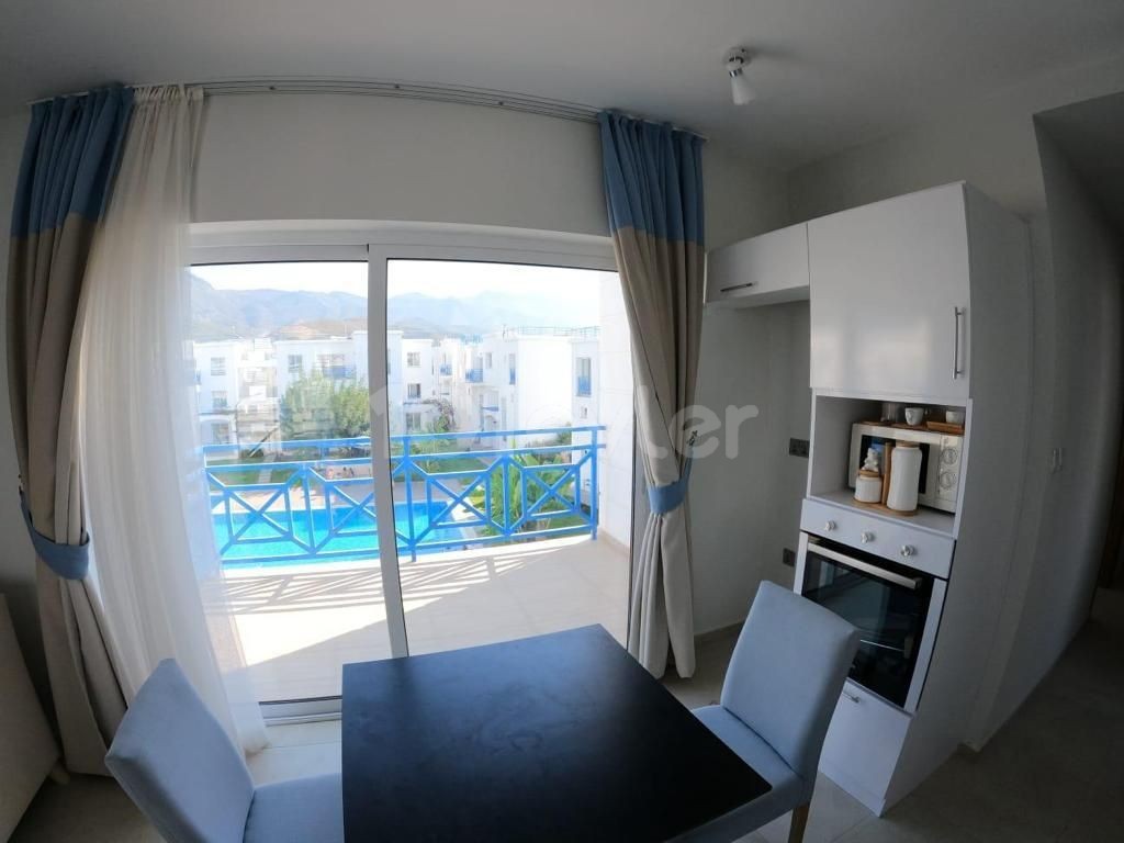 Unfurnished flat for rent in a complex with pool in Alsancak