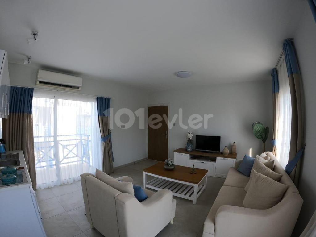 Unfurnished flat for rent in a complex with pool in Alsancak