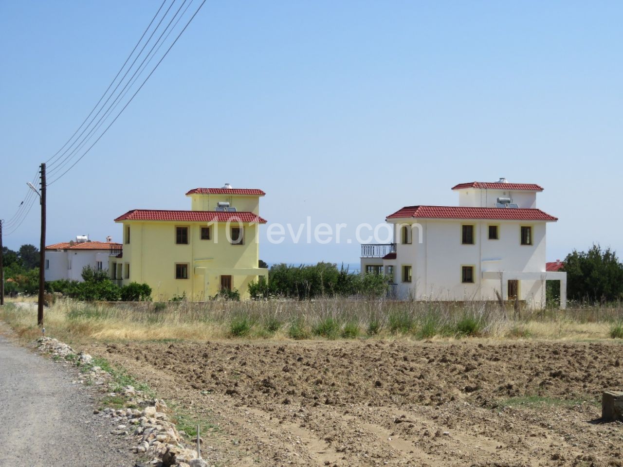 Karşıyaka Satılık 2 adet villa, eşyasiz, eşdeğer koçan.  650 m2. Ikisinin fiyati 650.000 pound.