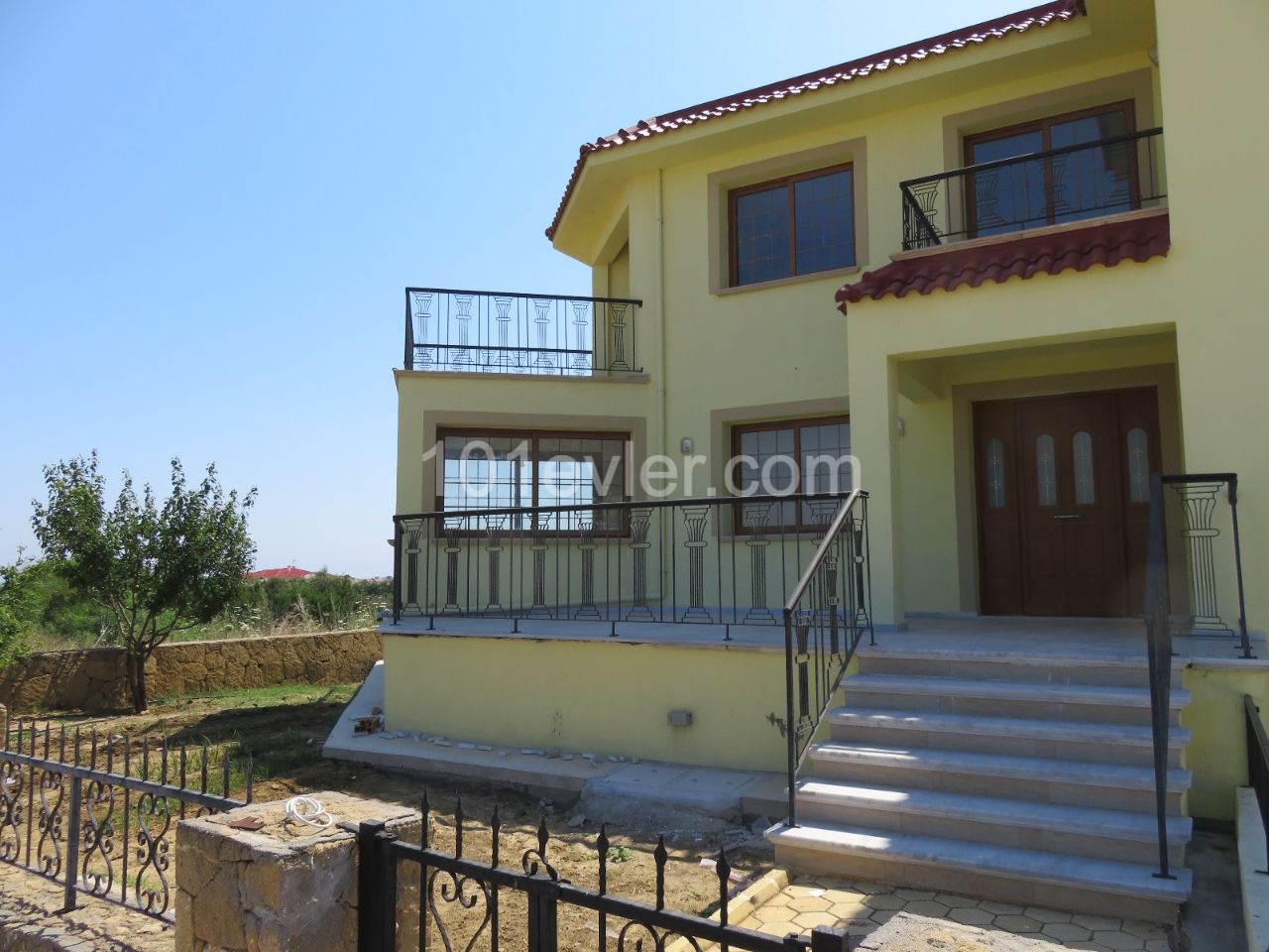 Karsiyaka 2 villas for sale, unfurnished, equivalent title. 650 m2. The price of the two is 650,000 pounds. 