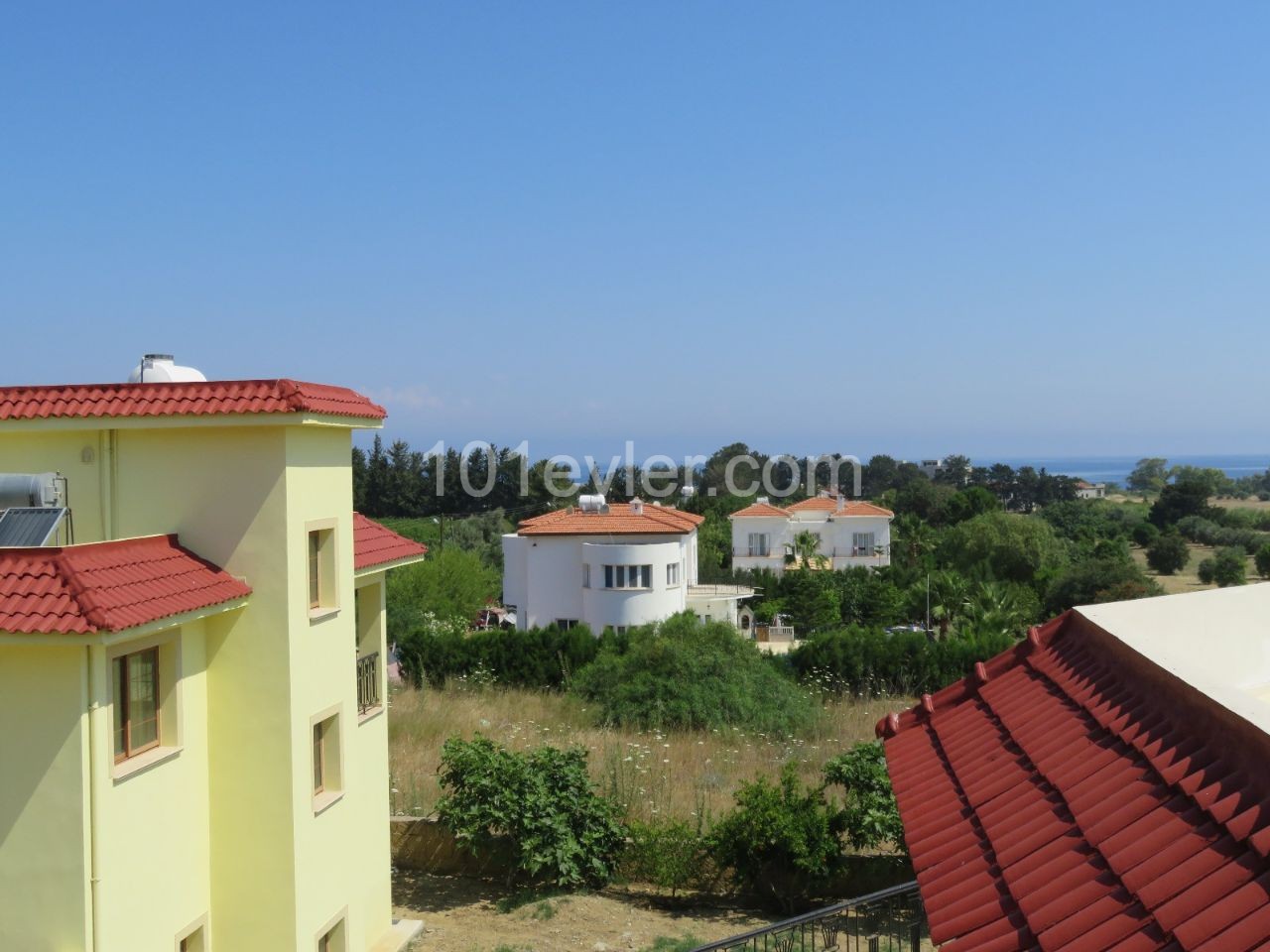 Karsiyaka 2 villas for sale, unfurnished, equivalent title. 650 m2. The price of the two is 650,000 pounds. 