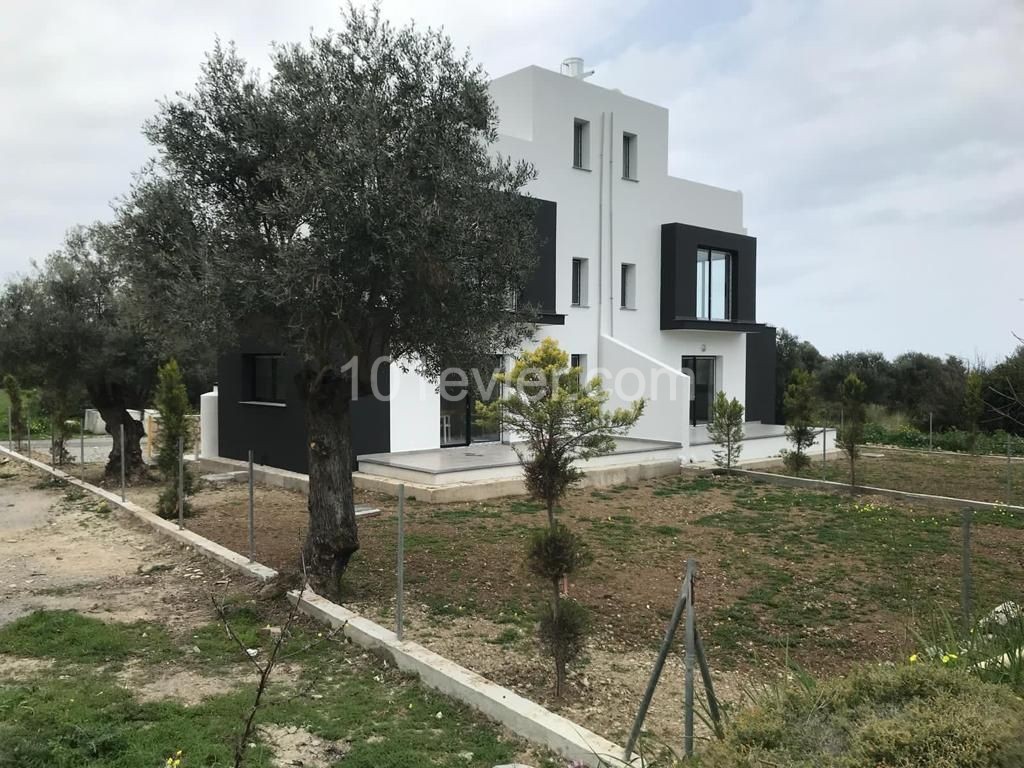 ÇATALKOY DE SATILIK YENI IKIZ VILLA  BAHCELI