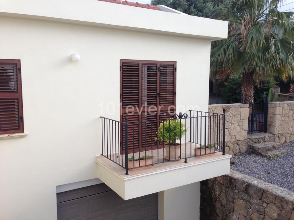 Villa for sale in the mountain town of Chatalkoy From Girne (Kyrenia) 15 minutes by car.