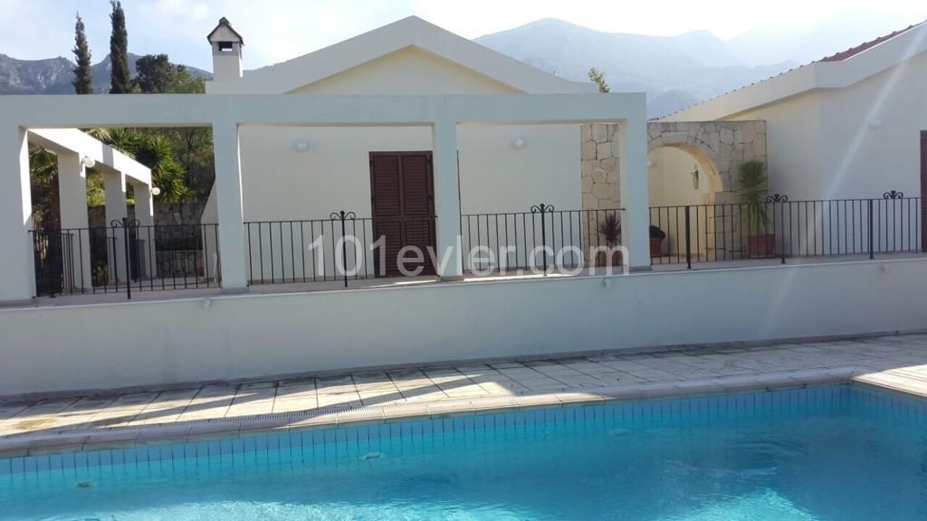 Villa for sale in the mountain town of Chatalkoy From Girne (Kyrenia) 15 minutes by car.