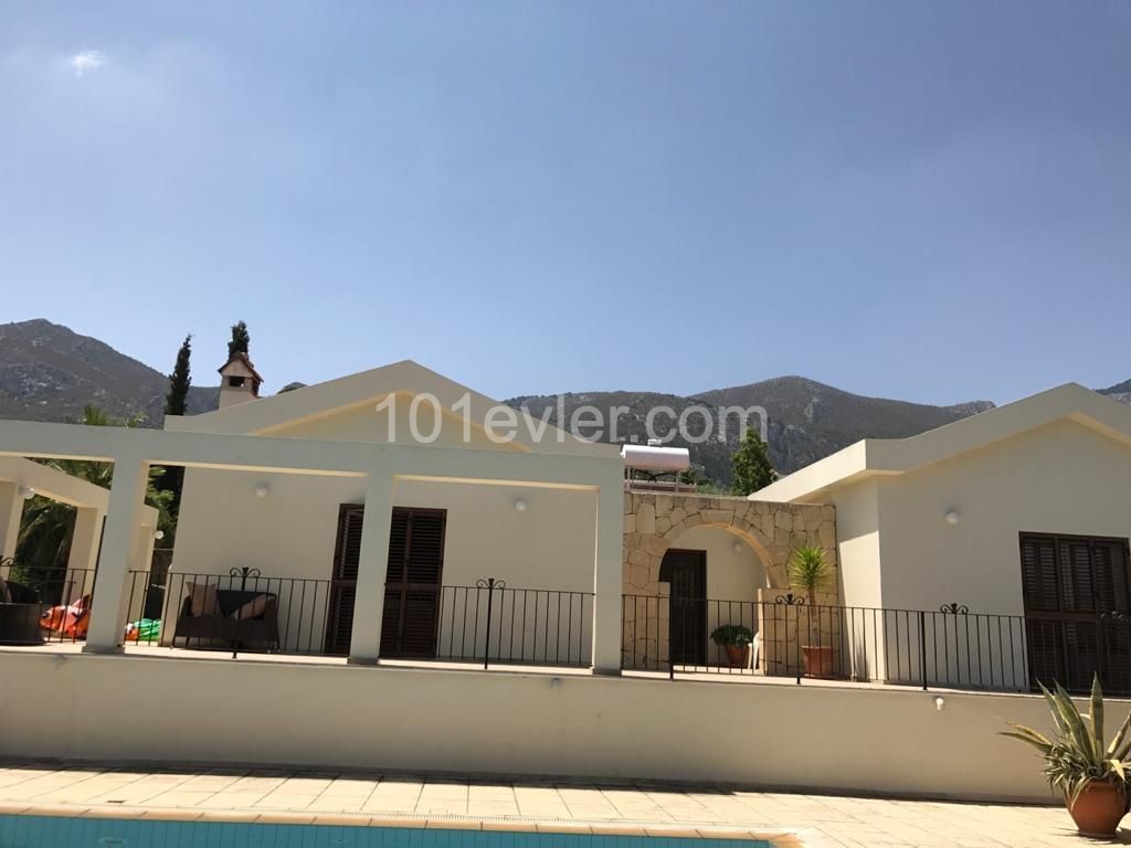 Villa for sale in the mountain town of Chatalkoy From Girne (Kyrenia) 15 minutes by car.