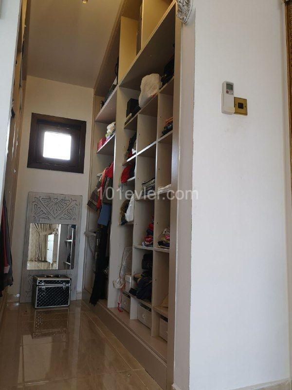 Girne - Lapta. 5+2 lüx villa Lapta denize sıfır dağ manzaralı, 7 yaşında, 400 metrekare, 200 metre teras, 1450 m2 bahçe, havuz, barbekü, şömine, bilardo, sauna, mobilyalı. 