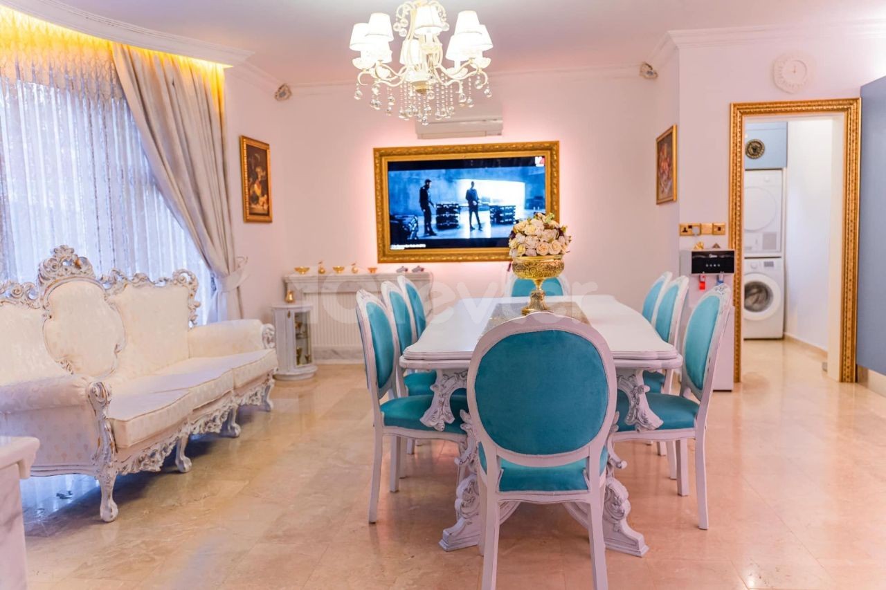 Girne - Lapta. 5+2 lüx villa Lapta denize sıfır dağ manzaralı, 7 yaşında, 400 metrekare, 200 metre teras, 1450 m2 bahçe, havuz, barbekü, şömine, bilardo, sauna, mobilyalı. 