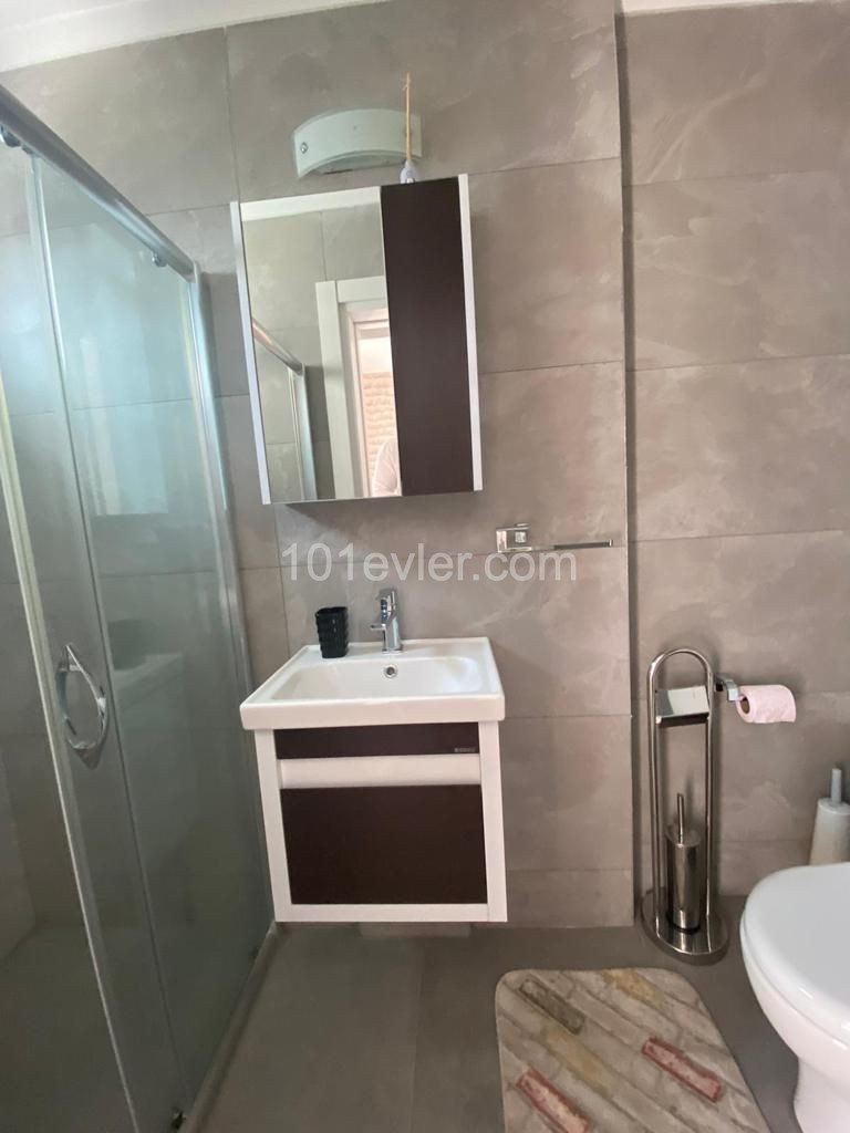 PENTHOUSE ZU VERMIETEN 1000 GBP IM ZENTRUM VON KYRENIA ** 